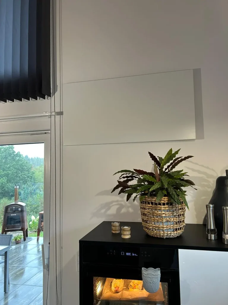 promienniki ciepła do domu - przykład montażu na ścianie